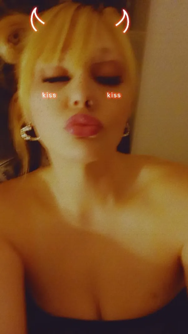 Zoey Avatar Bg