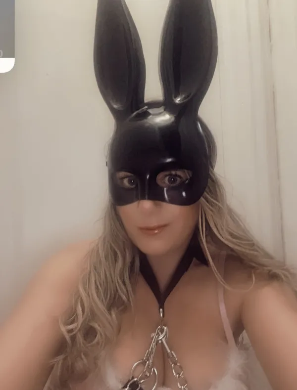 Sexy Blonde Milf Avatar Bg
