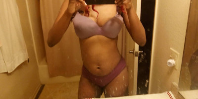 Hott black masseuse gives hott bodyrubs!