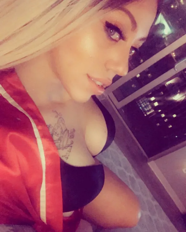 Ally Vitalli Avatar Bg