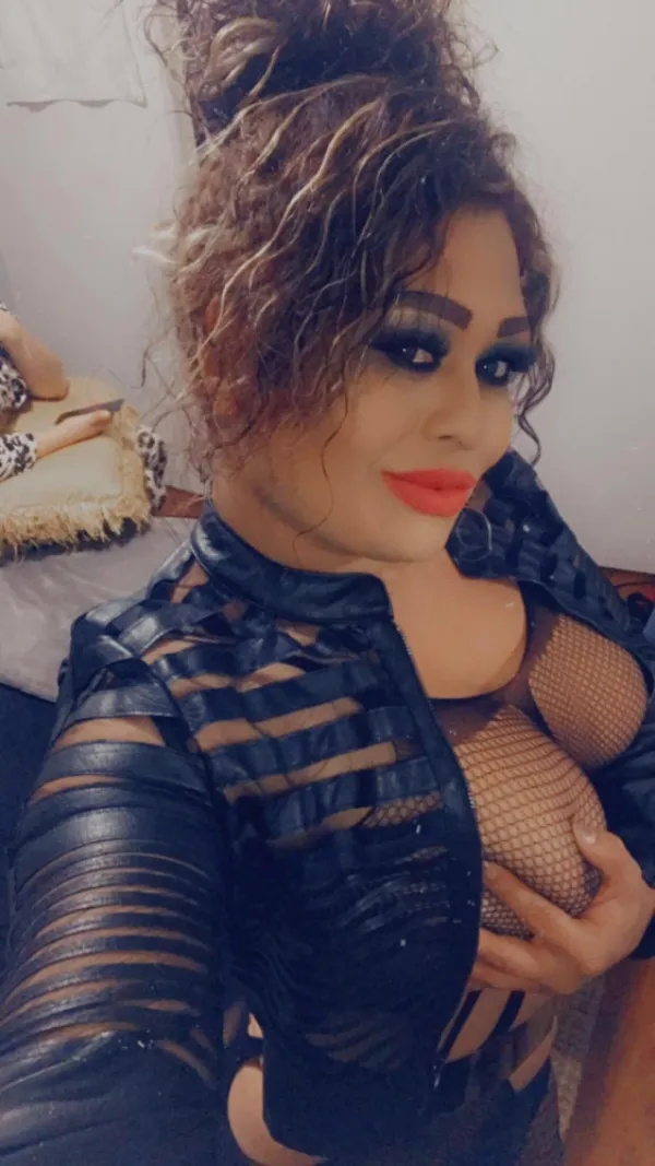 Maira Traxesual Avatar Bg