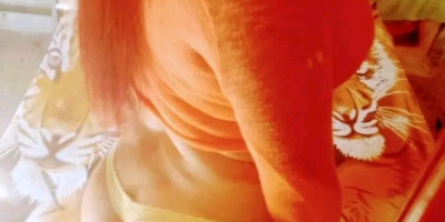 Cristal chica divina caliente abierta a tus deseos en la cama