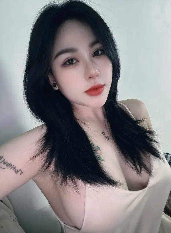 PHẠM NGỌC TRINH Avatar Bg