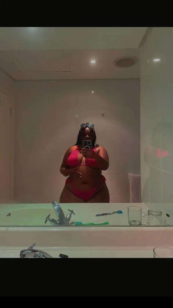 Lizzy Babe Avatar Bg